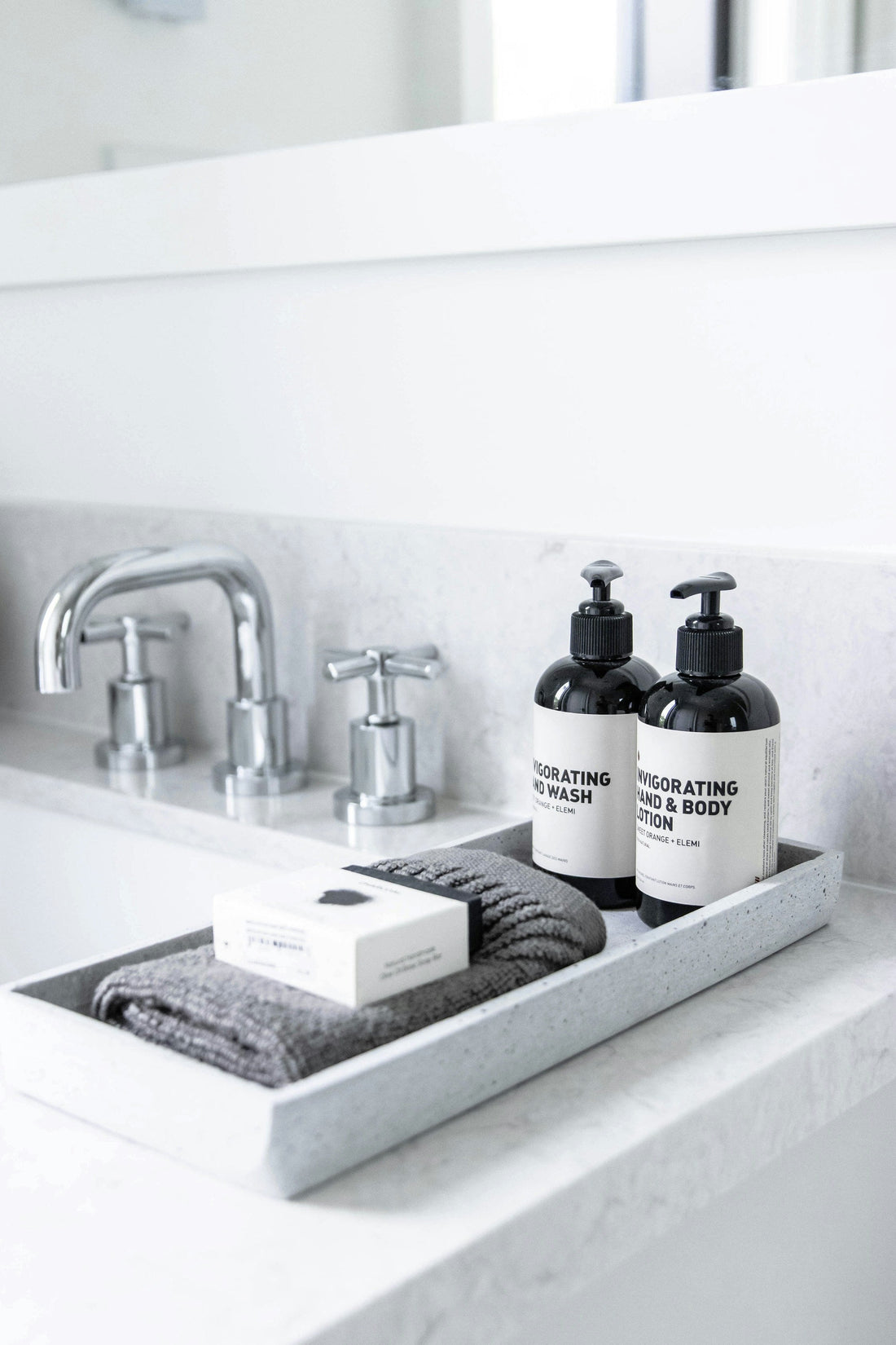 “How to Remove Soap Scum Easily with Natural Ingredients”