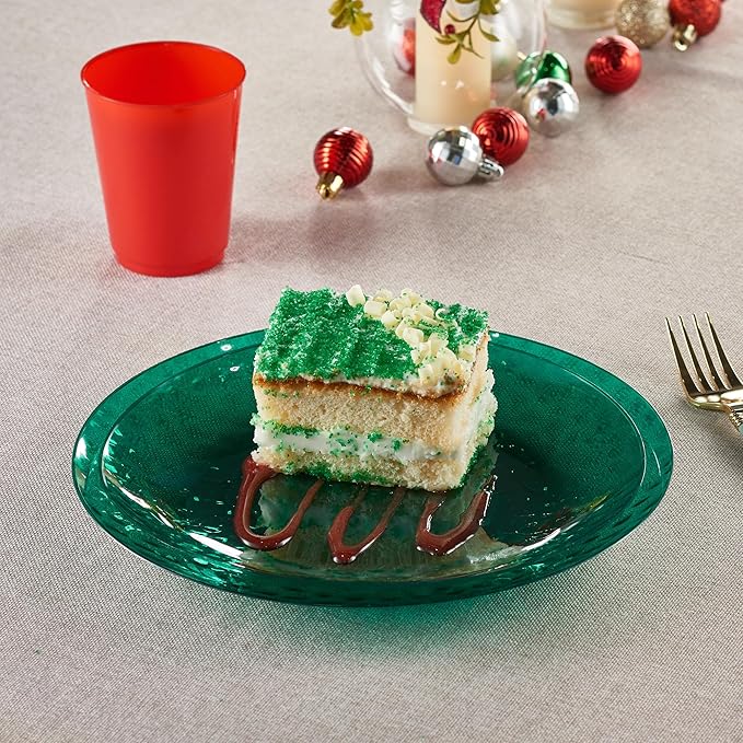 PLASTICPRO 30 Pack Hammered Plastic Plates Heavyweight Disposable Plastic Plates Elegant Green Platsic Party Dishes (Hammered green Christmass, 10'' INCH PLATES)
