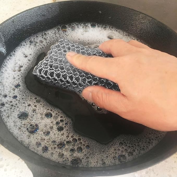 Cast Iron Skillet Cleaner, 316 Chainmail Scrubber Built-in Silicone Cast Iron Cleaner for Cast Irons Grill Pan Skillet Wok Bakeware Easy to Use Dishwasher Safe, Scrubber + Scraper + Towel (Black)